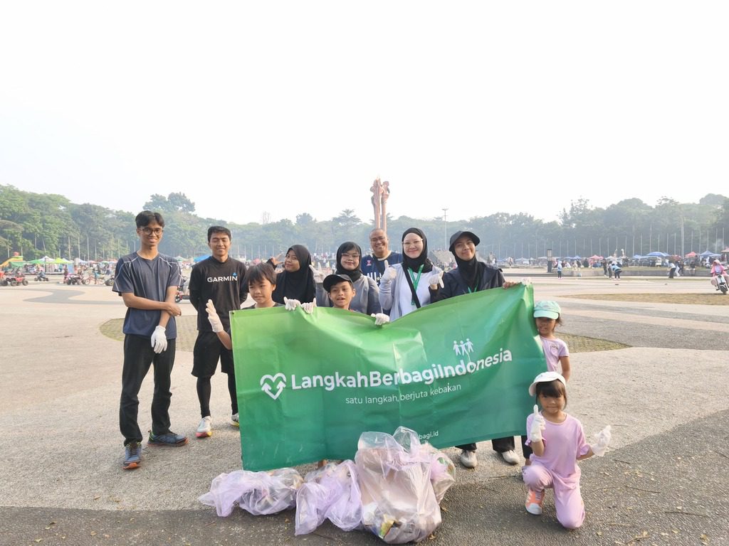 Foto Bersama Tim Dan Relawan Langkah Berbagi Indonesia Di Tegalega.